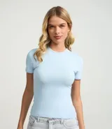 Blusa de poliamida celeste, de corte ajustado y manga corta.