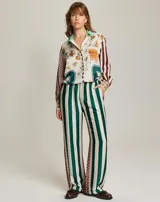 Pantalón recto con estampado gráfico, cintura elástica, bolsillos laterales y dos bolsillos traseros.