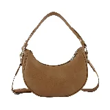 Cartera bandolera negra de cuero sintético con correa corta de mano y correa larga con logo de la marca.