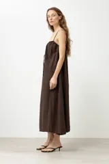 Túnica larga plisada color chocolate con tirantes finos y lazos ajustables en el frente.