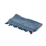 Pashmina rectangular de acrílico color azul con estampado geométrico en blanco y flecos en los extremos.