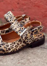 Ballerinas con estampado animal print, detalle de tiras con ojalillos y hebilla metálica.