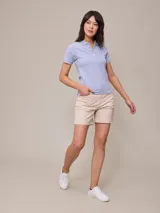 Remera polo color salmón con cuello clásico, tapeta con botones y logo bordado en el pecho. Confeccionada en algodón y elastano.