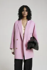 Tapado rosa de corte recto, con solapas y doble botonadura dorada.