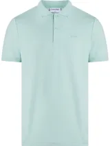 Chomba color verde agua de corte slim fit, con cuello clásico, tapeta de dos botones y logo bordado en el pecho.