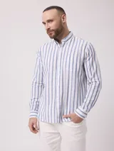 Camisa de manga larga a rayas verticales azules y blancas, con cuello abotonado y bolsillo en el pecho. Confeccionada en lino y algodón.