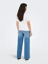 Remera blanca de algodón orgánico con cuello redondo y mangas cortas. Estampado frontal de un gato negro con collares de perlas y texto.