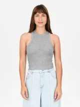 Musculosa negra ajustada al cuerpo, con cuello redondo y diseño de tirantes anchos tipo halter.
