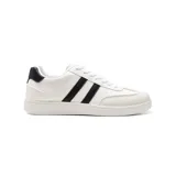 Zapatillas deportivas de cuero sintético blanco con detalles en negro y tiras laterales.