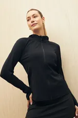 Campera deportiva negra con cierre frontal y cuello alto.