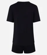 Pijama de dos piezas, compuesto por una remera de viscosa negra con estampado de leopardo y un short negro con lazo en la cintura.