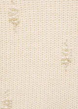 Sweater color crema de tejido de punto grueso con cuello redondo y manga larga. Presenta terminaciones de canalé y bordado de perlas en la parte delantera.