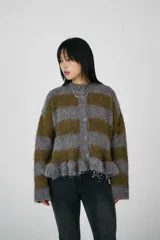 Cárdigan de punto con acabado cepillado y bajo estilo peplum, con rayas horizontales anchas en tonos gris y verde oliva, y corte oversized.