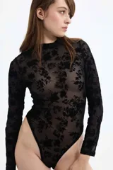 Body negro de tul con cuello alto y mangas largas, con estampado de flores de terciopelo.