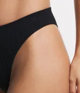 Bombacha de bikini celeste con textura acanalada y laterales de grosor medio.