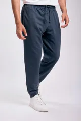 Pantalón deportivo jogger color verde petróleo, con cintura elástica ajustable con cordón.