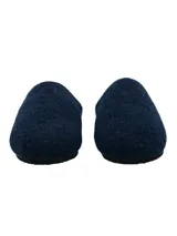 Pantufla azul de fieltro con plantilla de corderito.
