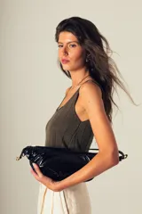 Musculosa de punto color verde militar, con breteles anchos y escote redondo.