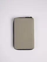 Billetera rectangular color crema con cierre de cremallera y detalle de botón negro con logo de la marca.