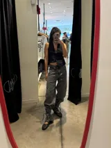 Pantalón jean gris de corte holgado con ajuste en los tobillos con cordones.