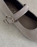 Ballerinas de gamuza color borgoña con correa sobre el empeine adornada con apliques de strass y hebilla metálica.