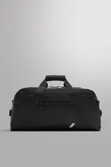 Bolso deportivo negro con compartimento principal con cierre de cremallera, dos bolsillos de rejilla y un bolsillo con cremallera en el interior. Bolsillo termosellado con cremallera en la parte posterior. Dos asas de mano y un asa de hombro ajustable y extraíble.