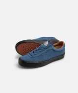 Championes de skate Butter Goods VM001 Suede Lo, color azul con suela negra y detalles en marrón. Confeccionados en gamuza con cordones planos y plantilla acolchada.
