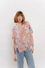 Blusa estampada con cuello mao, abertura frontal y mangas 3/4.