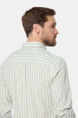 Camisa de manga larga con cuello camisero y botones frontales. Presenta un patrón de rayas verticales alternando verde claro y blanco.