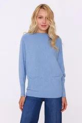 Sweater negro de punto con cuello redondo y mangas largas de corte murciélago.