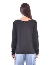 Remera color gris claro de manga larga con escote en V y botones.