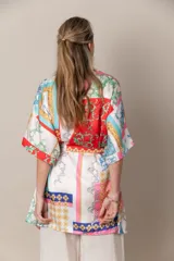 Kimono italiano de satén con estampado colorido y lazo en la cintura.