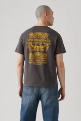 Remera gris oscuro de corte relajado con logo Levi's bordado en color mostaza en el pecho.