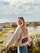 Campera capitoneada color beige con figuras geométricas bordadas a mano en terciopelo color borgoña.