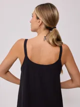 Vestido largo color verde lima, de corte recto y breteles finos. Presenta aberturas laterales en el ruedo.