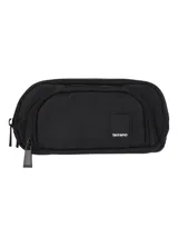 Set de tres piezas de accesorios de nylon color beige claro, compuesto por una mochila con bolsillo frontal, una lonchera con asa superior y una cartuchera pequeña con cierre. Todos los artículos tienen un diseño minimalista y liso, con una pequeña etiqueta de cuero sintético con el nombre de la marca.