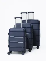 Valija rígida de viaje color azul marino con diseño de líneas horizontales en relieve. Tiene manija retráctil de aluminio, cuatro ruedas con giro de 360°, cierre con combinación y manija lateral. Interior forrado con divisor y bolsillo de malla.