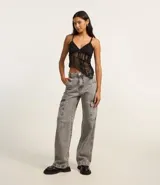 Pantalón de jean gris con bolsillos cargo laterales, corte recto y cintura alta.