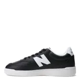 Championes New Balance modelo 080, color negro con detalles en blanco. Presentan el logo "N" en los laterales, perforaciones en la puntera y una suela blanca.