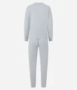 Conjunto de pijama de punto liviano color gris, compuesto por una blusa de mangas largas y cuello redondo, y un pantalón largo con cintura elástica.
