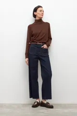 Polera de manga larga color marrón chocolate, con cuello alto tipo tortuga.