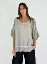 Blusa gris de lino con escote en V y mangas cortas con volados.