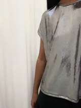 Blusa negra con lurex, de manga corta y corte holgado.