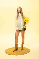 Camisa color amarillo pálido de seda ligera, de textura suave y caída fluida, con cuello clásico, cierre frontal con botones y mangas largas con puños abotonados.