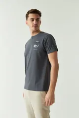 Remera gris de algodón con estampado pequeño en el pecho.