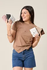 Billetera pequeña con cierre de cremallera y broche, con el nombre de la marca grabado en el frente.