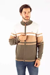 Campera de punto con cierre entero, color gris y azul marino, con cuello alto, puños y dobladillo acanalados, logo bordado y bloque de color.