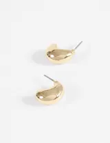 Aros pequeños plateados con forma de gota y acabado metálico brillante.