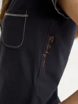 Remera color crudo de algodón, con bolsillo en el pecho y bordes con costuras a la vista.