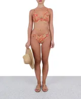 Top de bikini con estampado floral en tonos naranja, amarillo y marrón, con corte triangular y tirantes regulables.